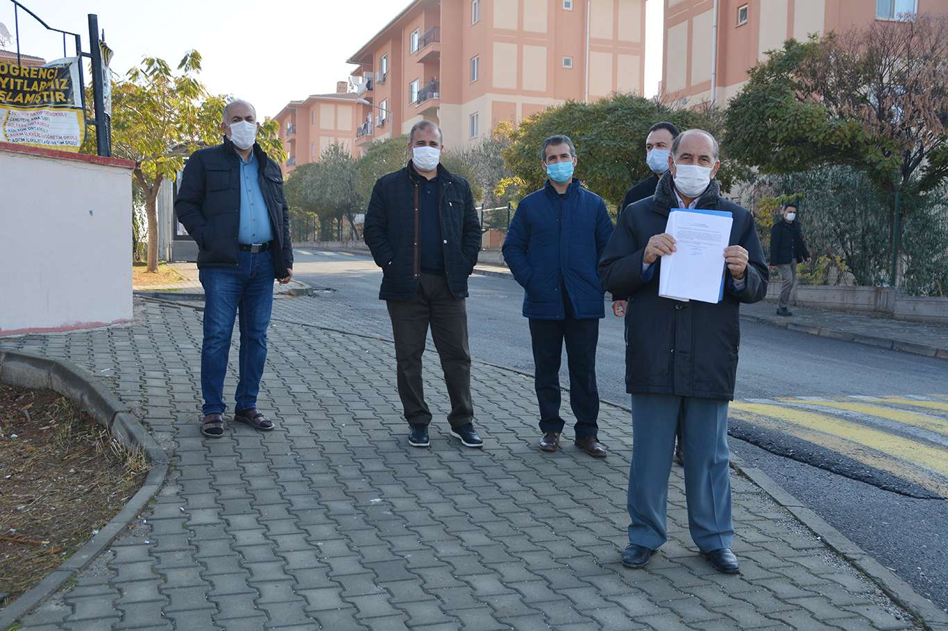 Askeri lojmanların bacalarından çıkan kömür dumanı vatandaşı mağdur ediyor